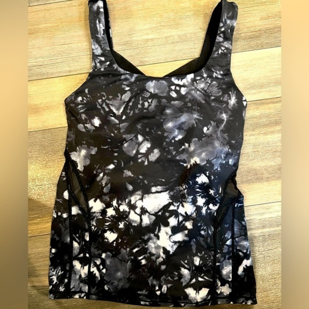 Lululemon Super Cute Top- Very Cute Back